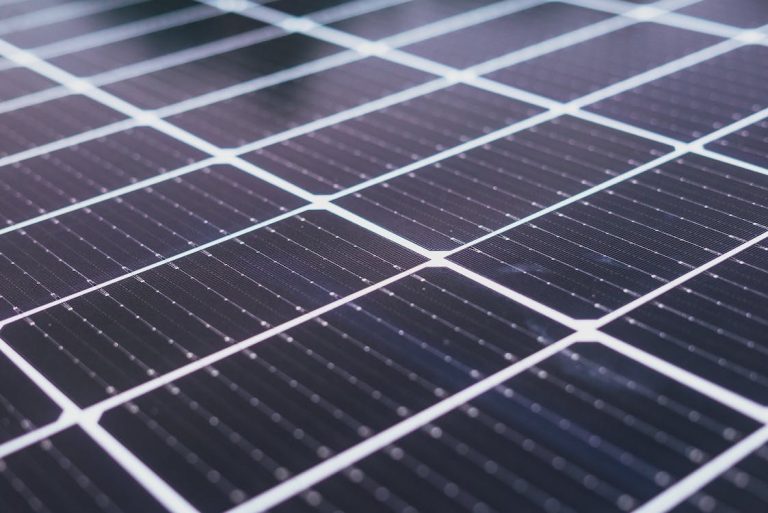 Innowacje w bateriach i magazynowaniu energii: Klucz do stabilności sieci i użytkowania energii słonecznej